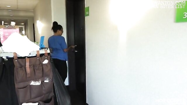 room service empleada es seducida por huésped mientras limpiaba el cuarto