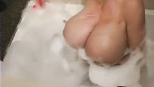 bubbles and tits es