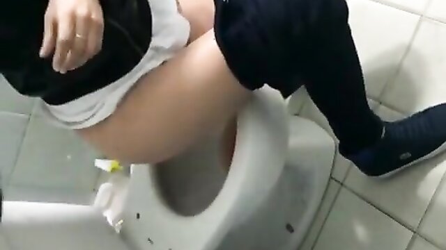 girl pees on toilet paper